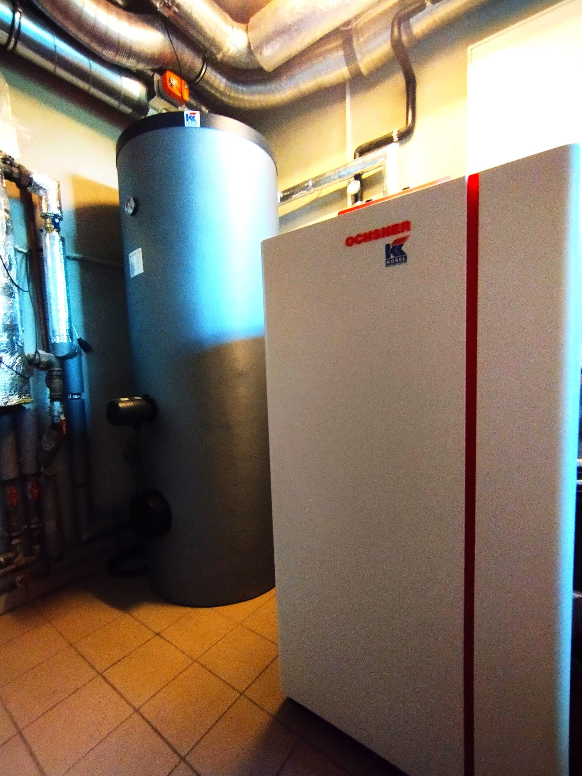 neue Wärmepumpe neben Warmwasserspeicher