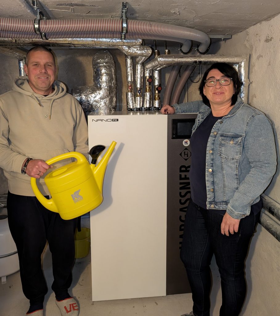 Fam Jäckel vor Pelletkessel