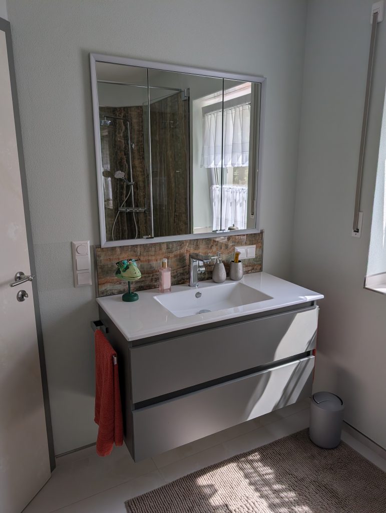 Waschbecken mit Spiegelschrank