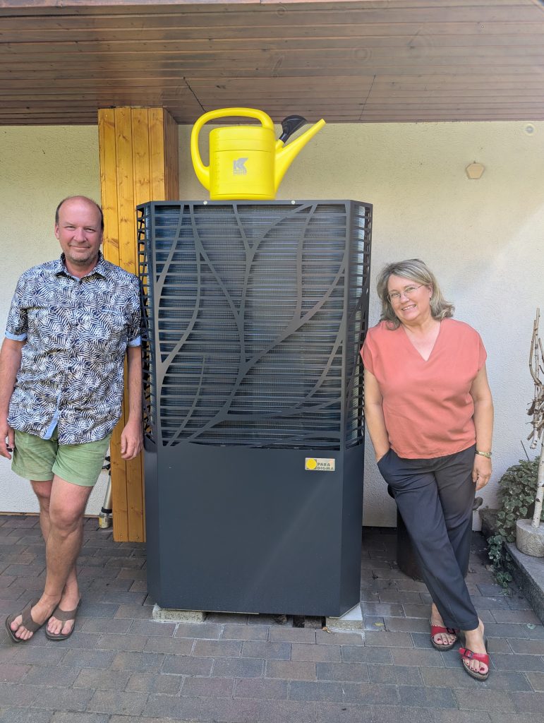 Familie Paetow vor Wärmepumpe